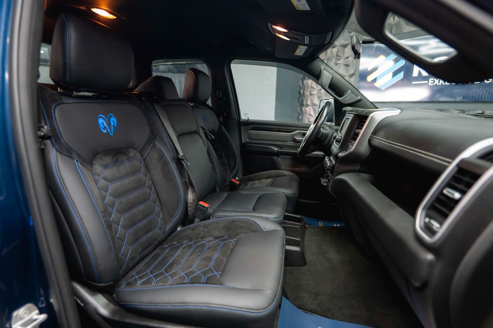 Fahrzeugabbildung Dodge RAM 5.7 V8 HEMI 4x4 OFFROAD NightEdition LONGBED