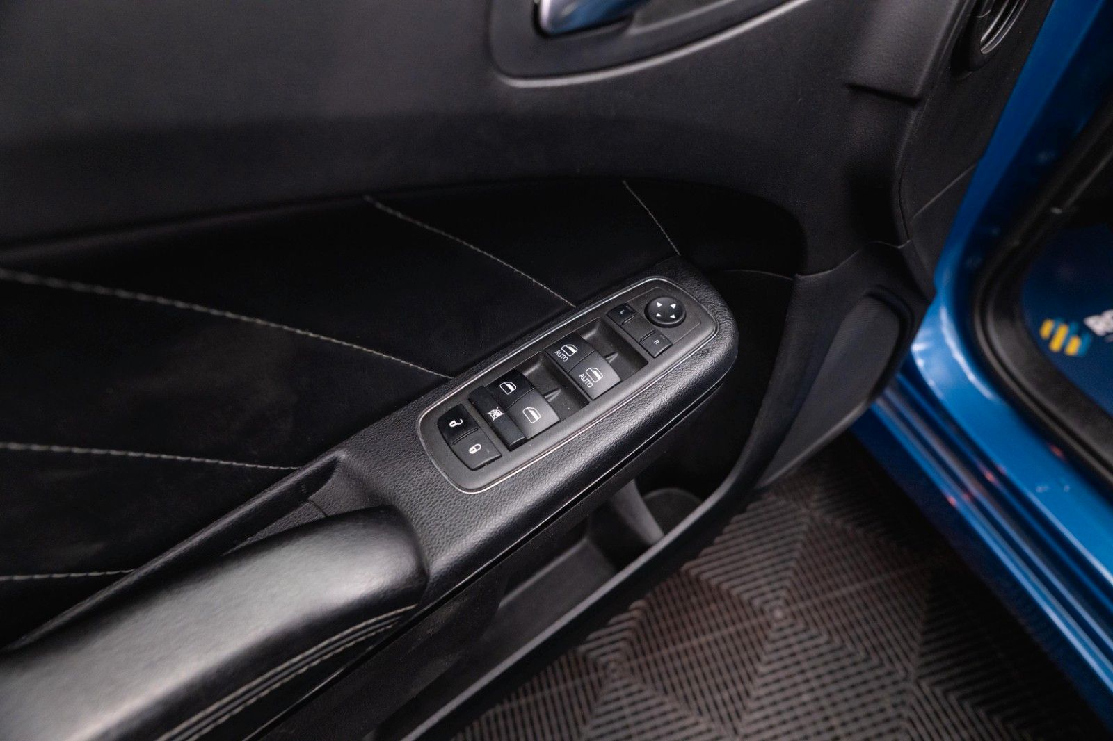 Fahrzeugabbildung Dodge Charger 5.7 V8 HEMI R/T Night-Paket Performance