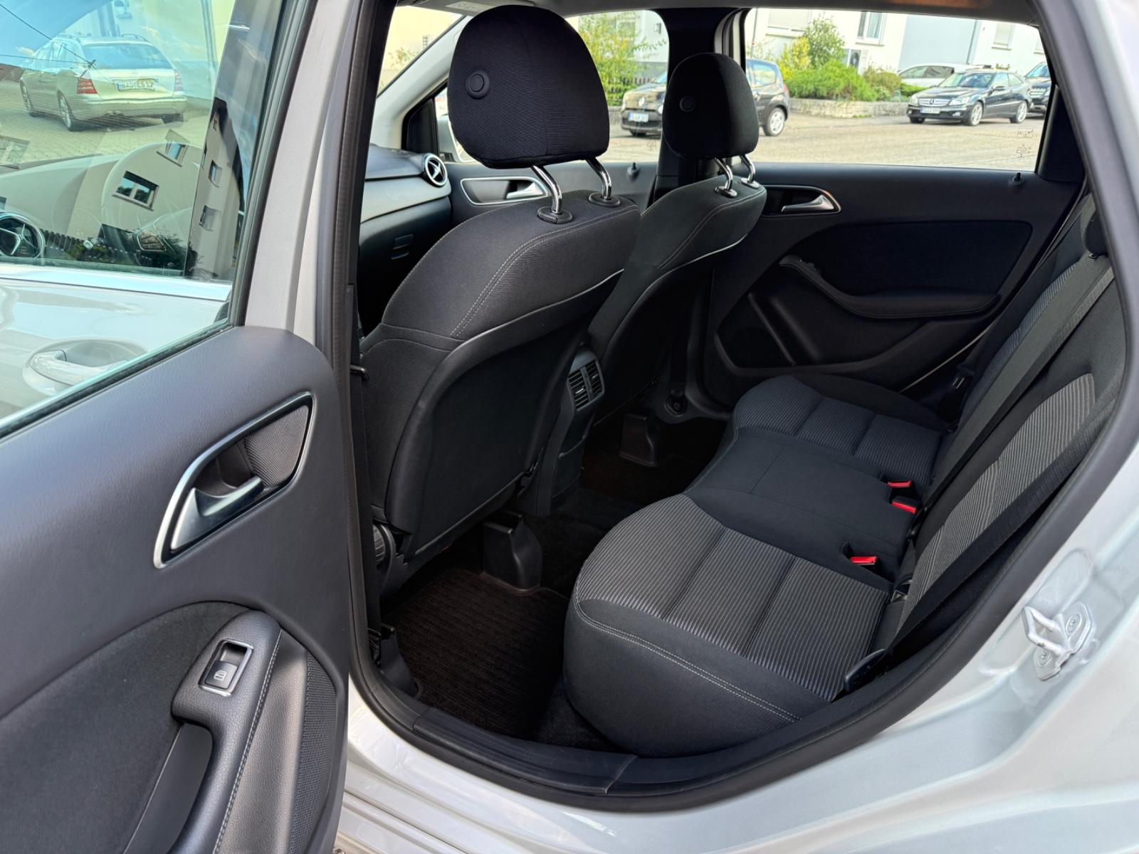 Mercedes-Benz B 180 BlueEfficiency Edition *82tkm* LED Shzg