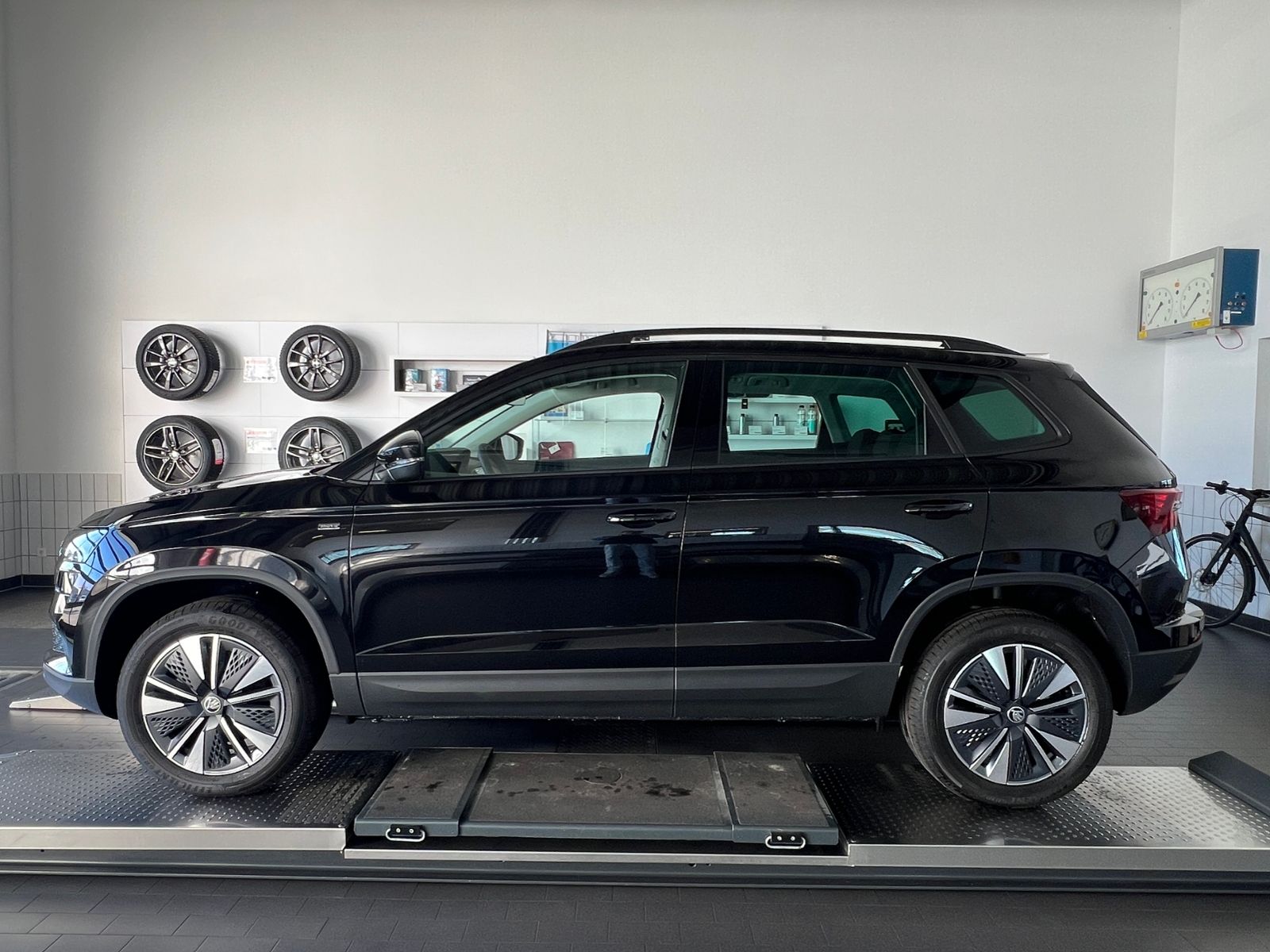 Fahrzeugabbildung SKODA Karoq DRIVE 1.5 TSI DSG *AHK, ACC, LED, Virtual