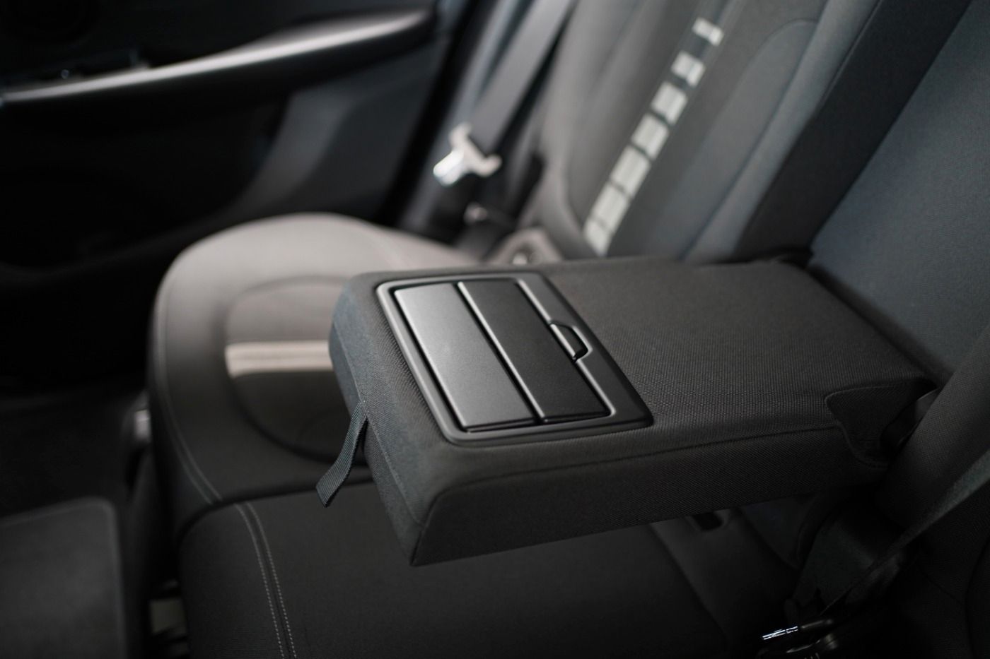 Fahrzeugabbildung BMW 218iA Active Tourer Advantage +AHK+Navi+LED+PDC+