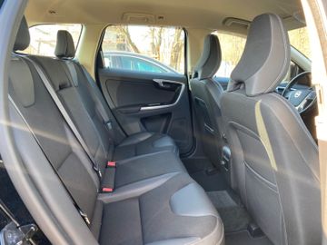 Fahrzeugabbildung Volvo XC60 2.0 2WD *SHZ*Bluetooth*AHK*Tempomat*