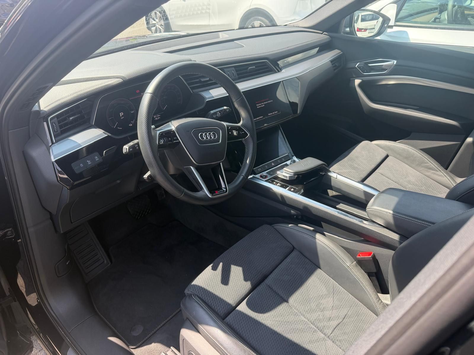 Fahrzeugabbildung Audi e-tron S QUATT 2X S LINE LUFT+MEMO+NAVI+LED+PDC+