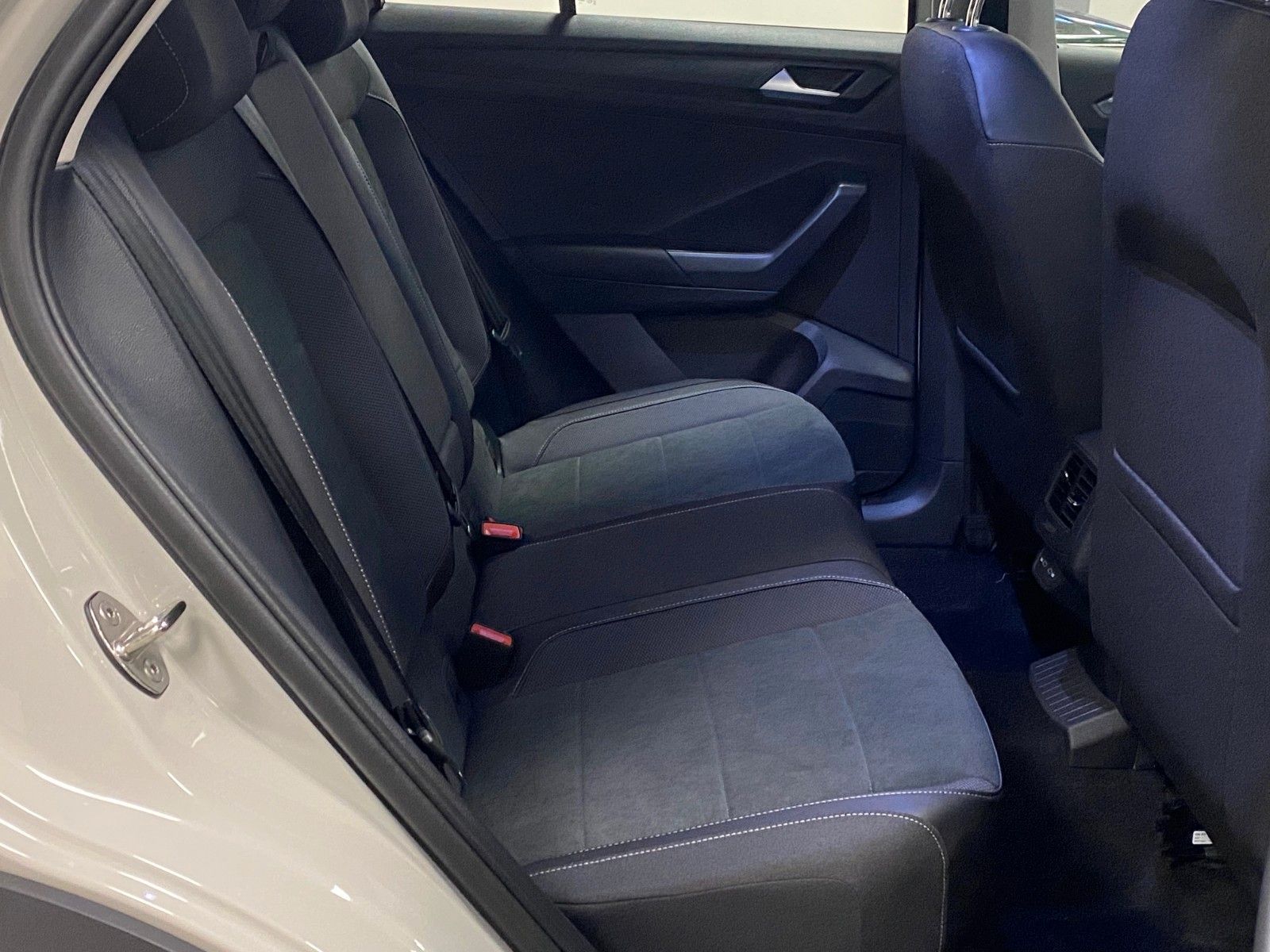 Fahrzeugabbildung Volkswagen T-Roc 1.5 TSI  DSG Style+Sportedition+Stauassist