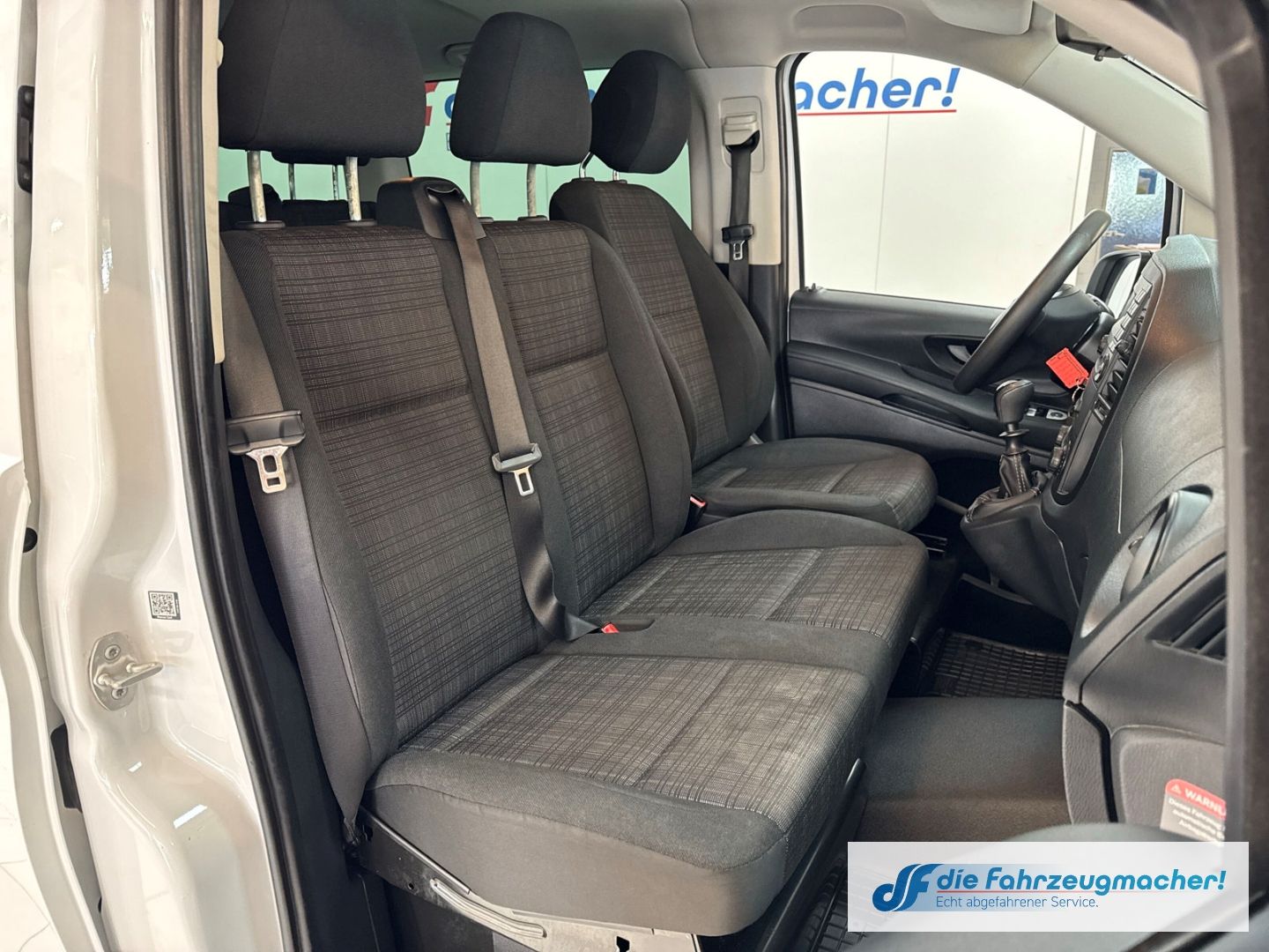 Fahrzeugabbildung Mercedes-Benz Vito Tourer 111CDI 9.Sitz. Extralang AHK Parklen