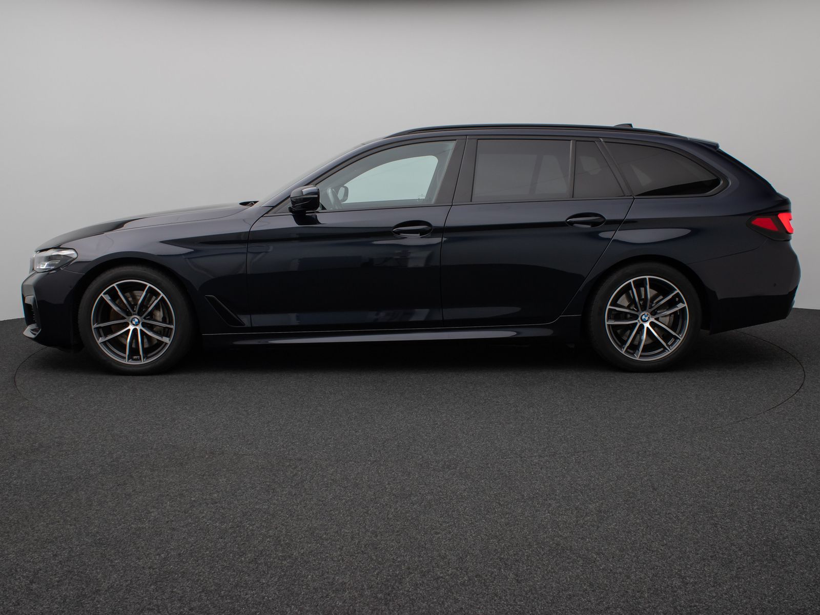 Fahrzeugabbildung BMW 530d xD M Sport Panorama Kamera HUD HiFi Komfort