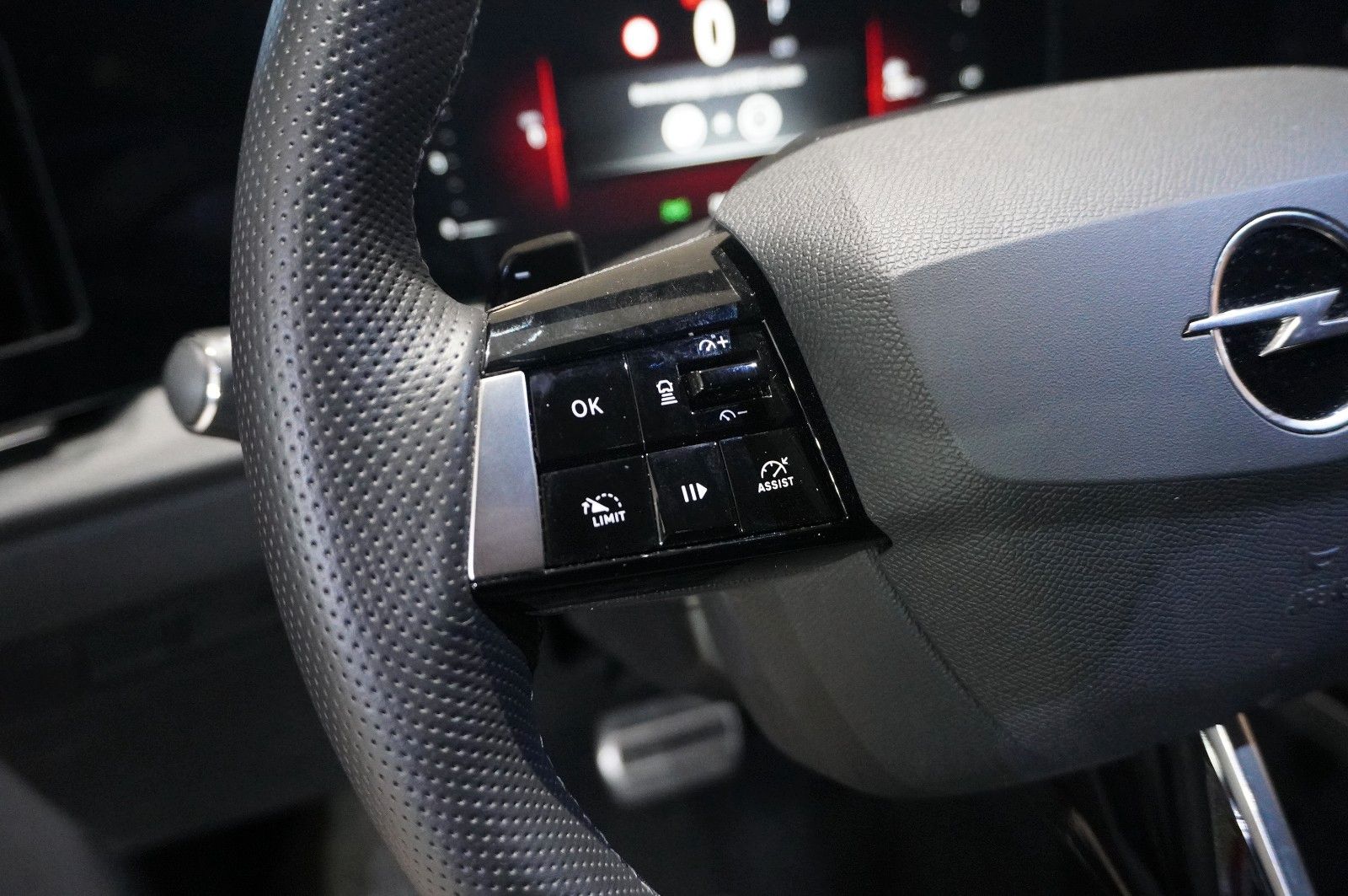 Fahrzeugabbildung Opel Astra ST 1.2T GS LINE NAVI/LED/360°/SH/SPORT/AHK