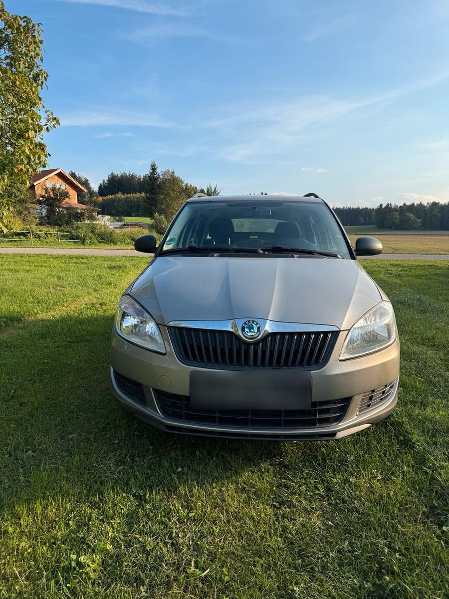 Skoda Fabia 2012 — rear view