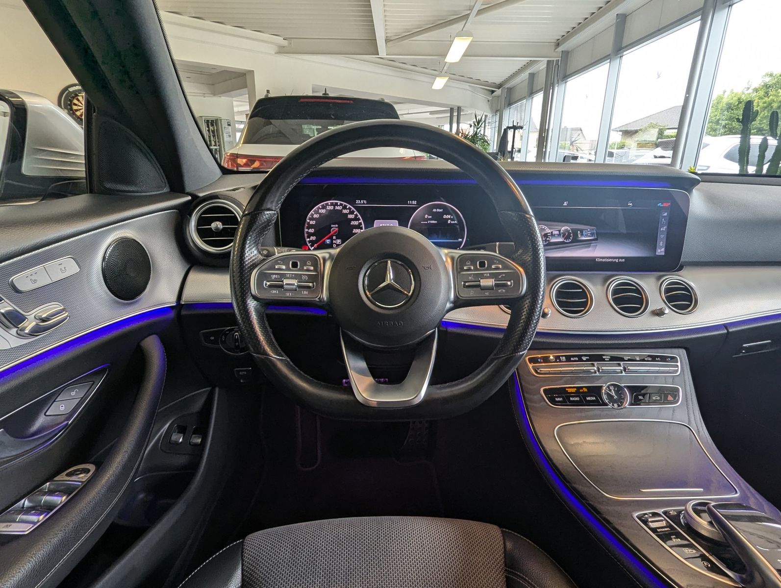 MERCEDES-BENZ E 220 d AMG StHz. Multibeam 360° Memory AHK 19" - Image 21