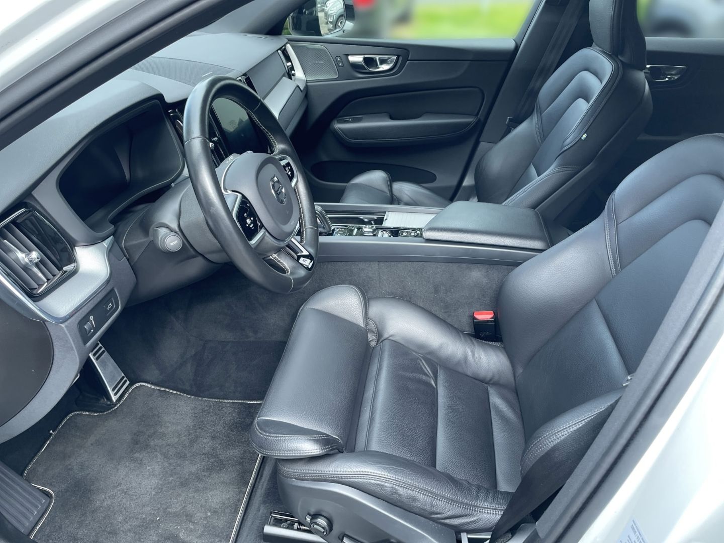 Volvo XC60 R Design B5 Mild-Hybrid 2.0 Geartronic AHK foto 5