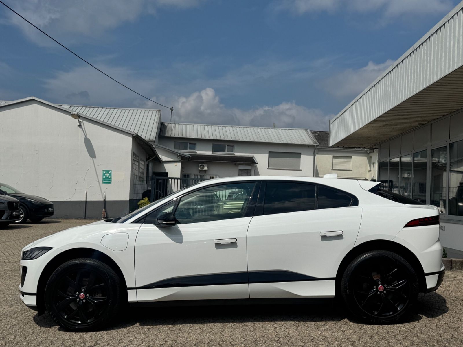 Fahrzeugabbildung Jaguar I-PACE 400 AWD/Black-Pack/CarPlay/MERIDIAN/89,6%