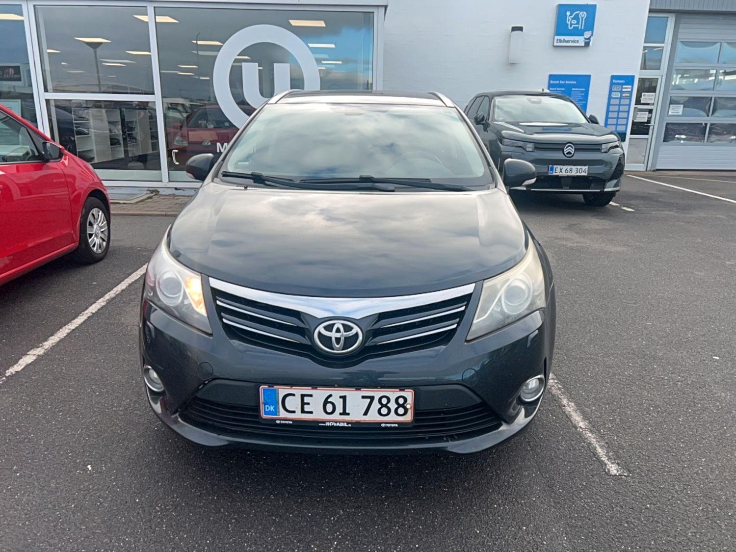 Toyota Avensis 2012 — photo 8