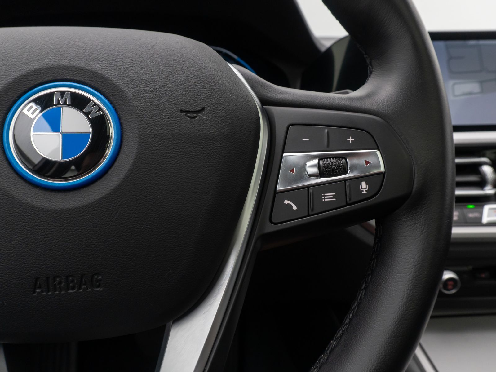 Fahrzeugabbildung BMW 320e Panorama Kamera DAB Alarm Geschwindigkeit