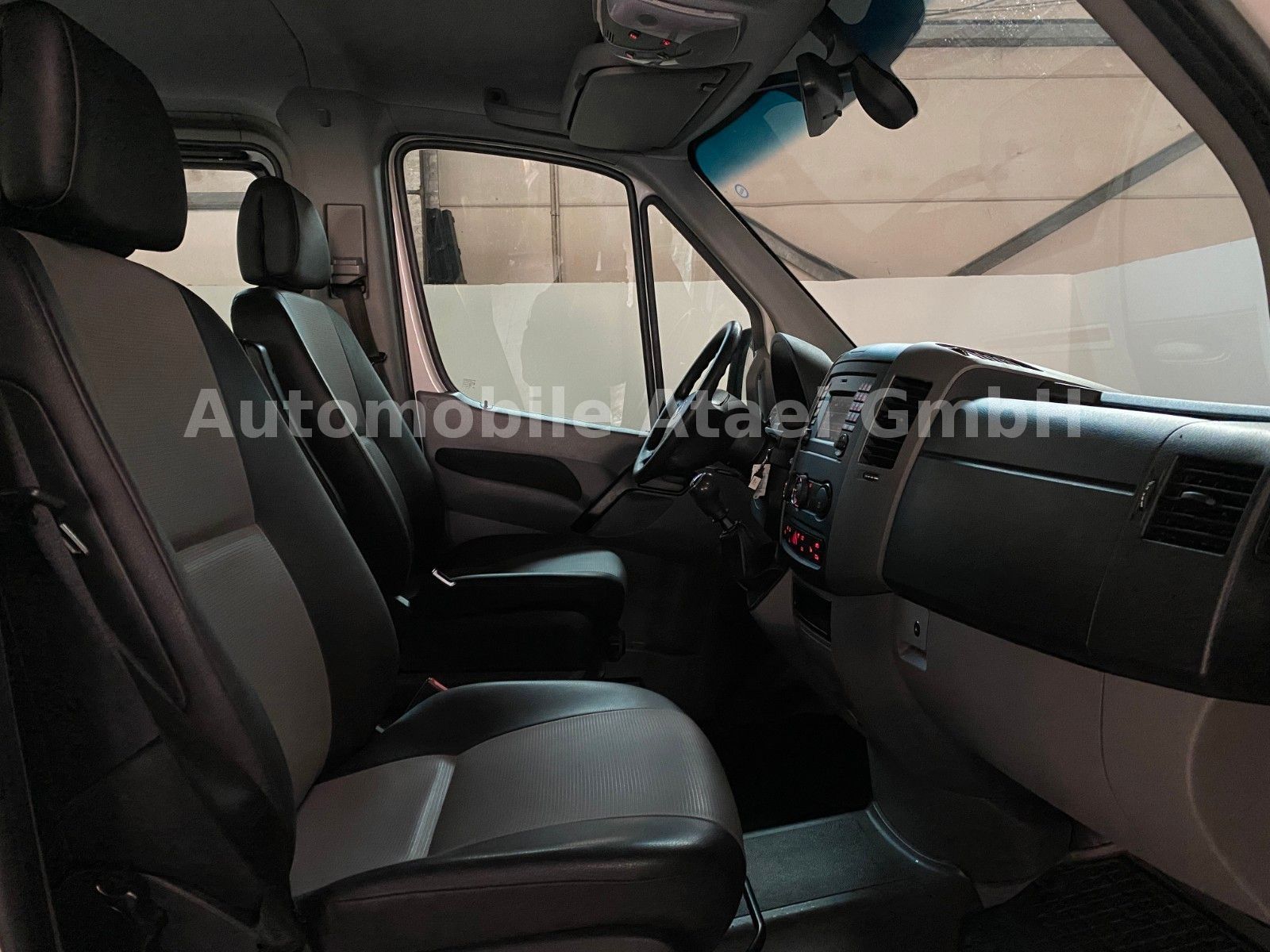 Fahrzeugabbildung Volkswagen Crafter Kombi 35 TDI 9-SITZE+STANDHZG+LEDER 0656