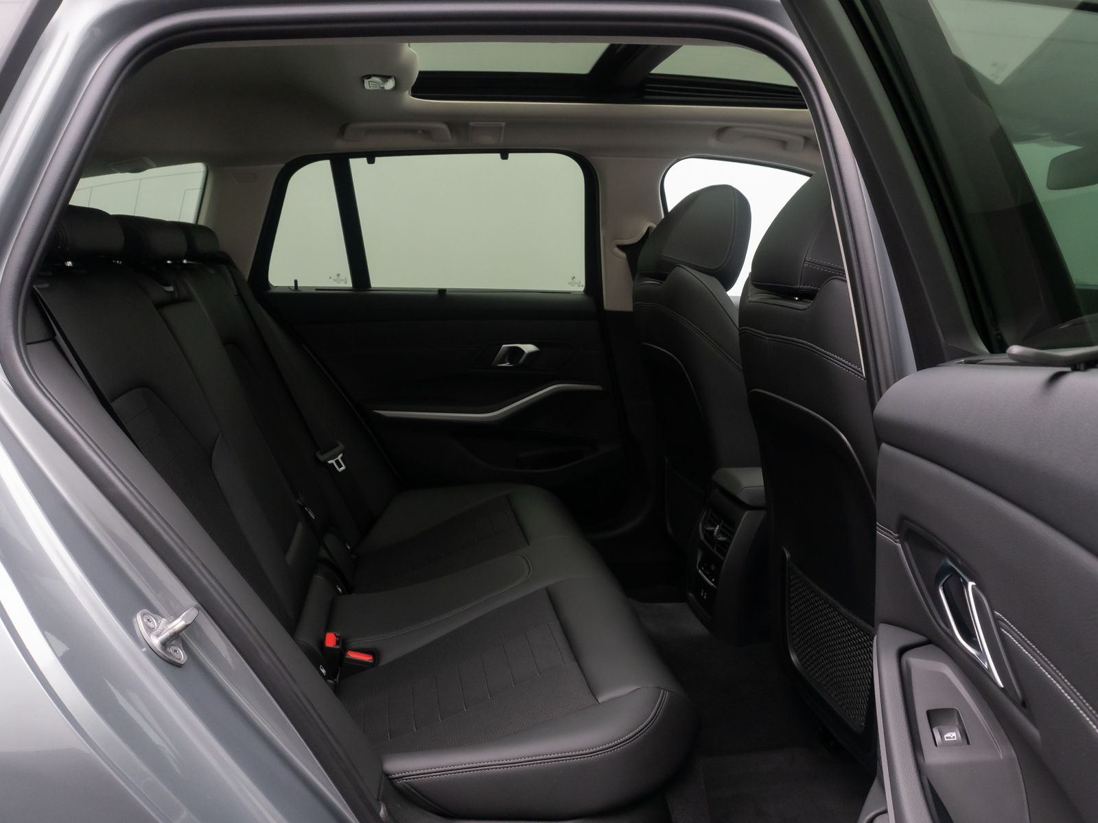 Fahrzeugabbildung BMW 320e Kamera DAB Leder Panorama Sport HUD 18Zoll