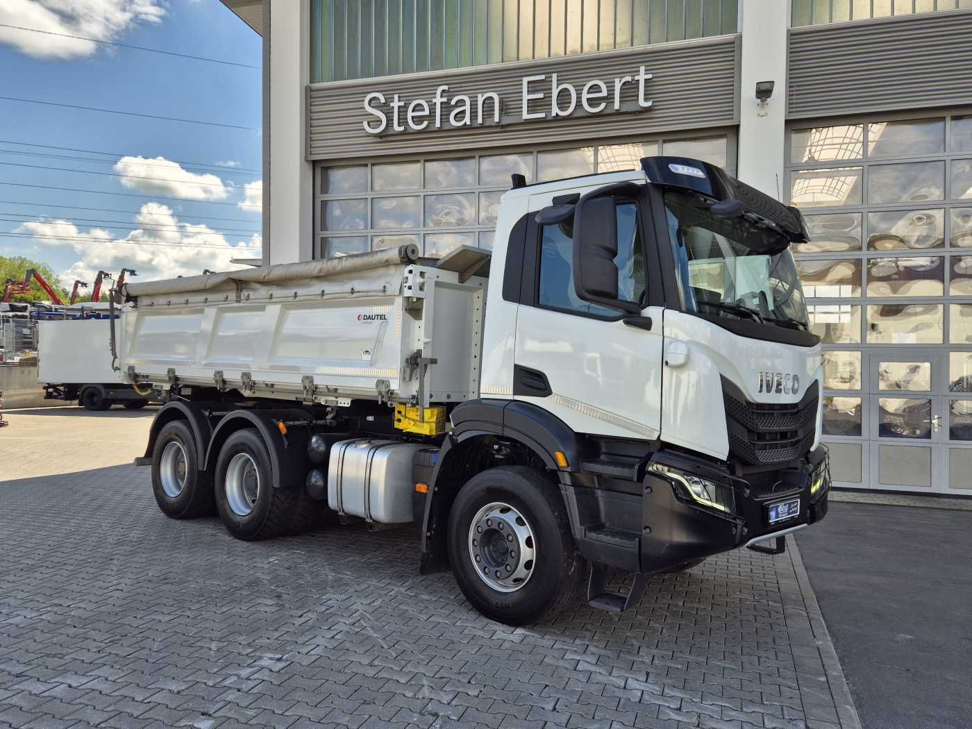 Fahrzeugabbildung Iveco X-Way AD300X48Z HR 6x4 Intarder Bordmatic Kamera