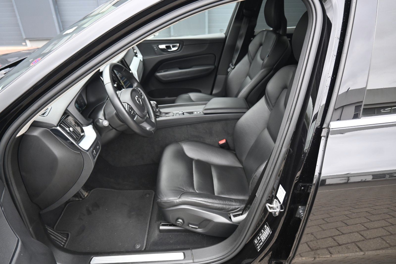 Fahrzeugabbildung Volvo XC60 D4 AWD Momentum *AHK*NAVI*LEDER*LED*