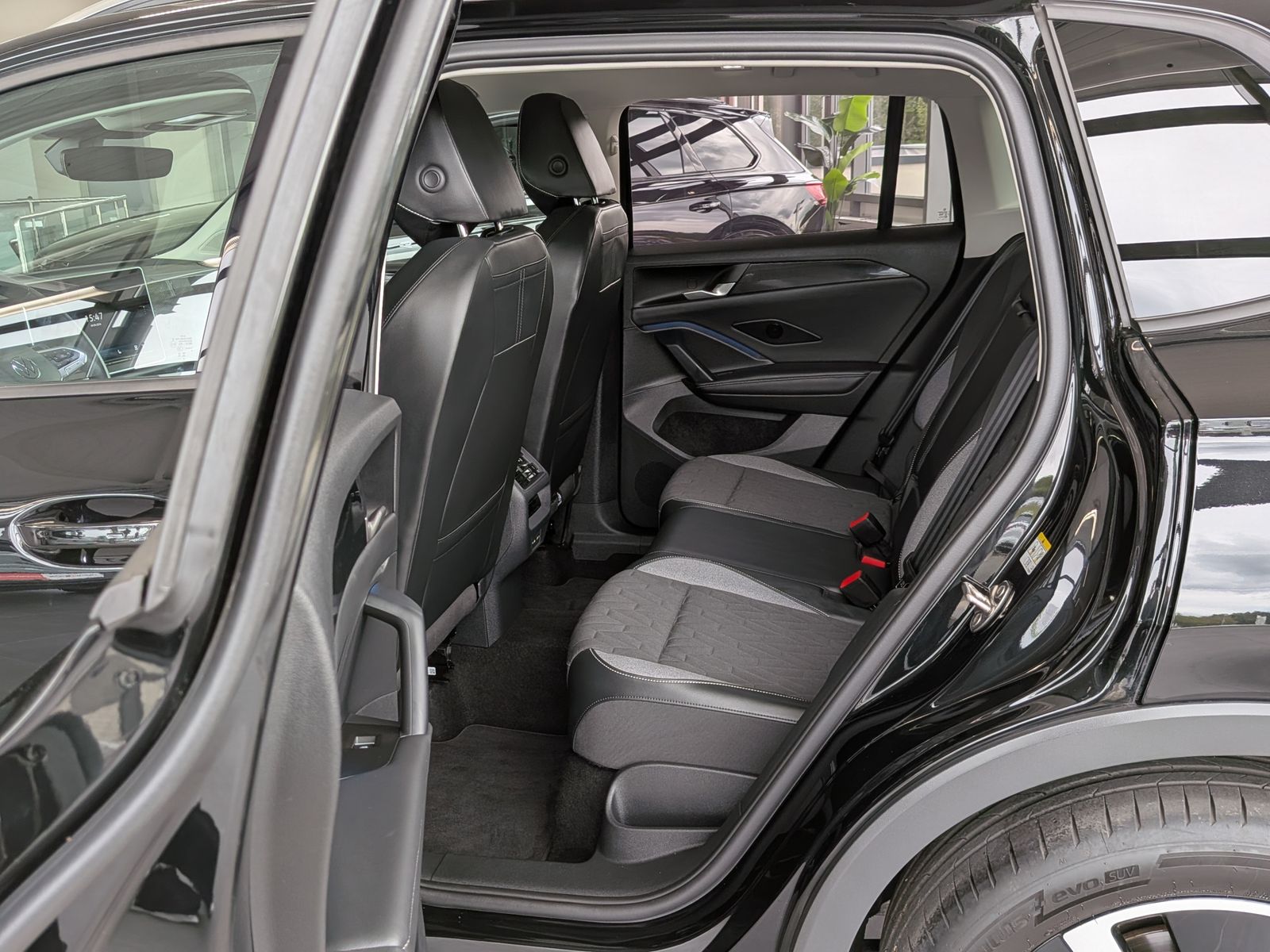 Fahrzeugabbildung Volkswagen Tiguan 1.5 eTSI ENERGY HD-Matrix 360 Pano AHK 19