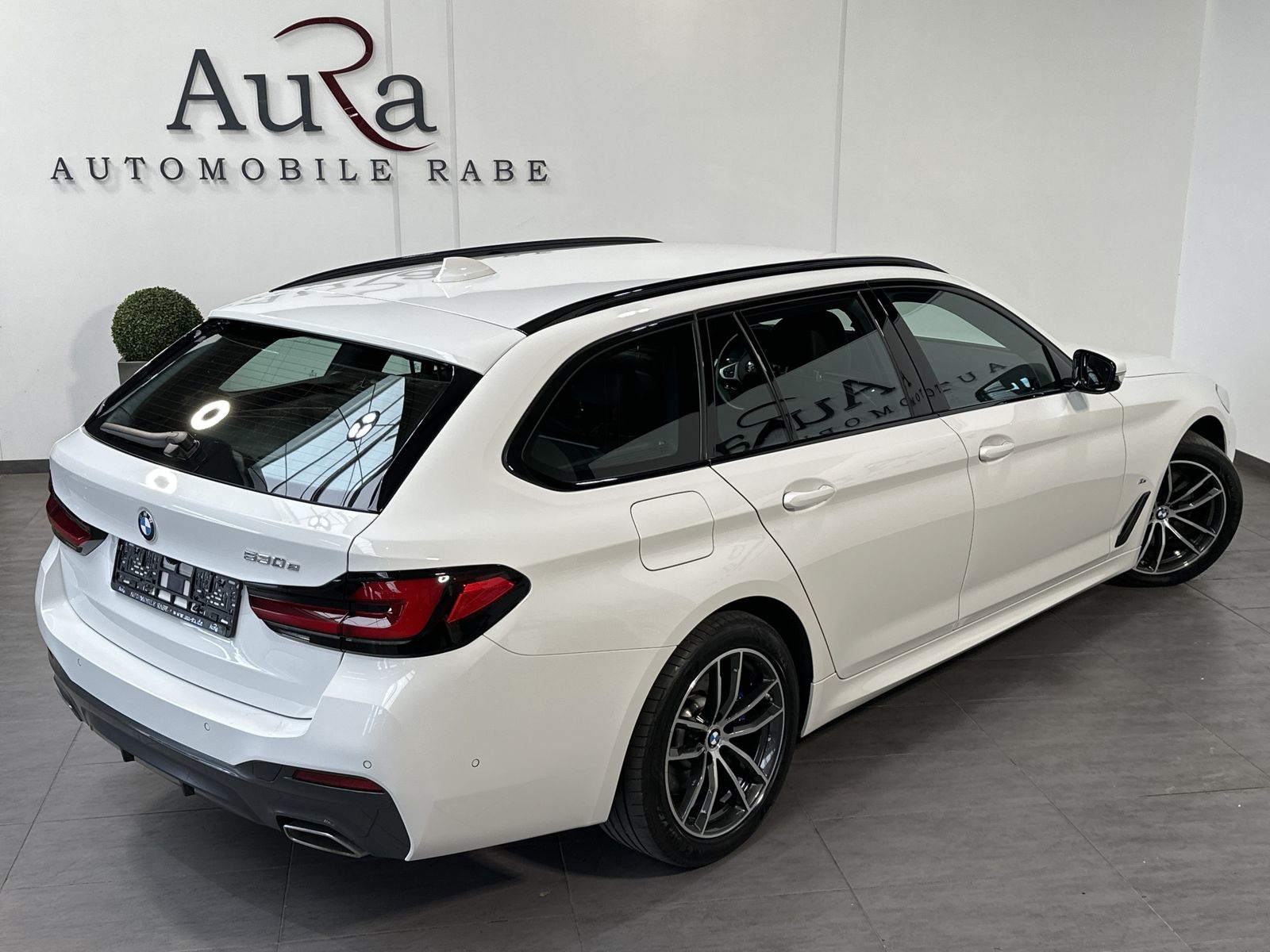 Fahrzeugabbildung BMW 530e Touring M-Sport NAV+LED+ACC+HEAD-UP+360°+VC