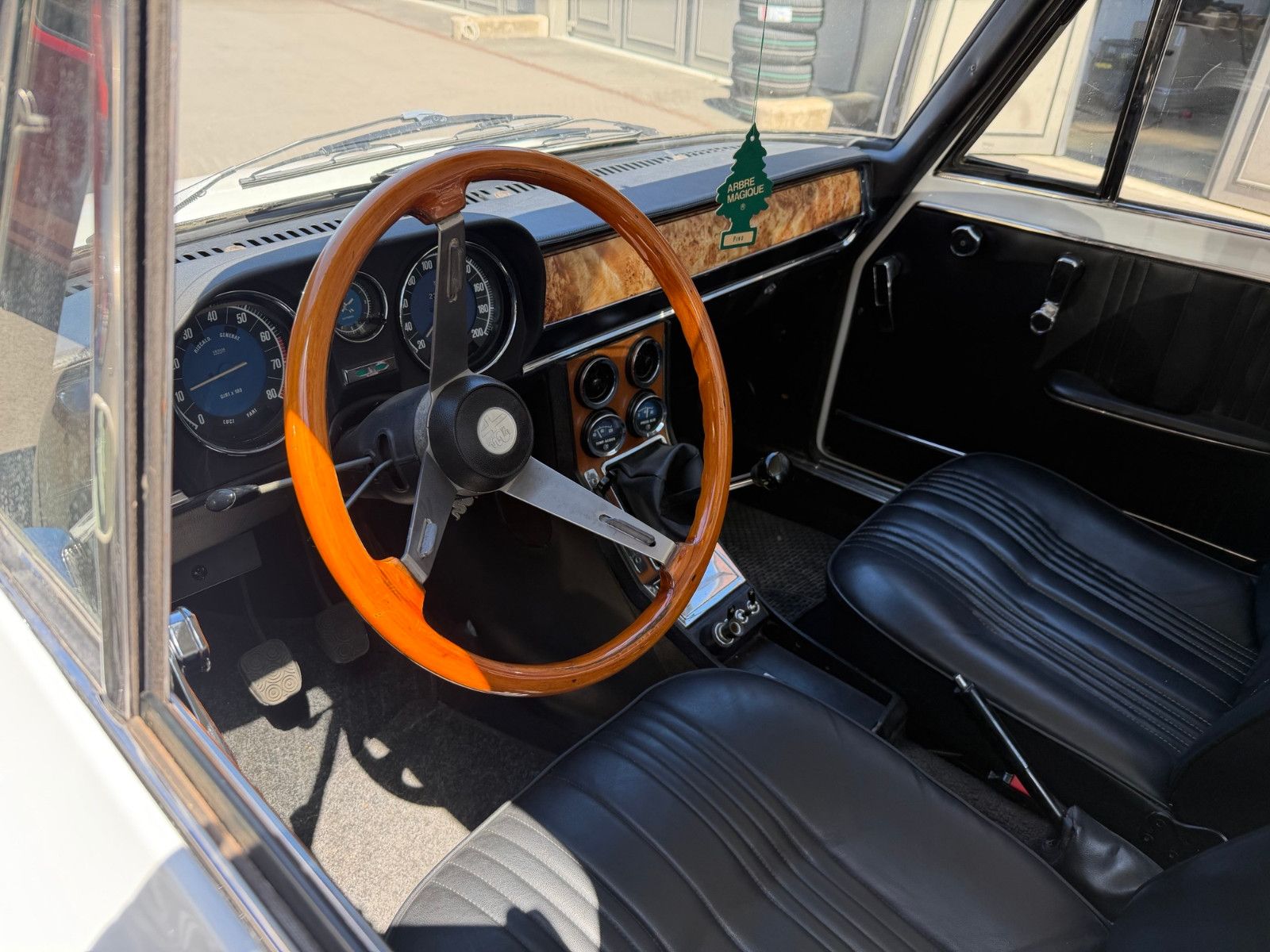 Fahrzeugabbildung Alfa Romeo Giulia Nuova Super 1300, Top Zustand mit H-Kennz