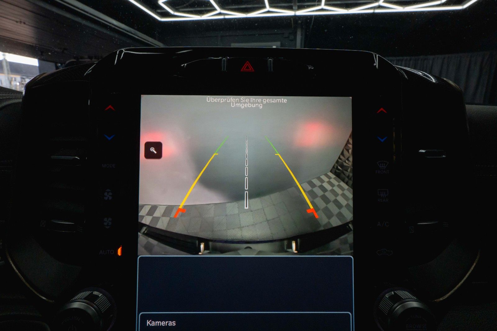 Fahrzeugabbildung Dodge RAM 5.7 V8 HEMI 4x4 OFFROAD Night-Paket *LED*19%