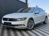 Volkswagen Passat Lim High R-Line Pano Ldr/Beige 4M SDH DGT - VW Passat Gebrauchtwagen in Düsseldorf