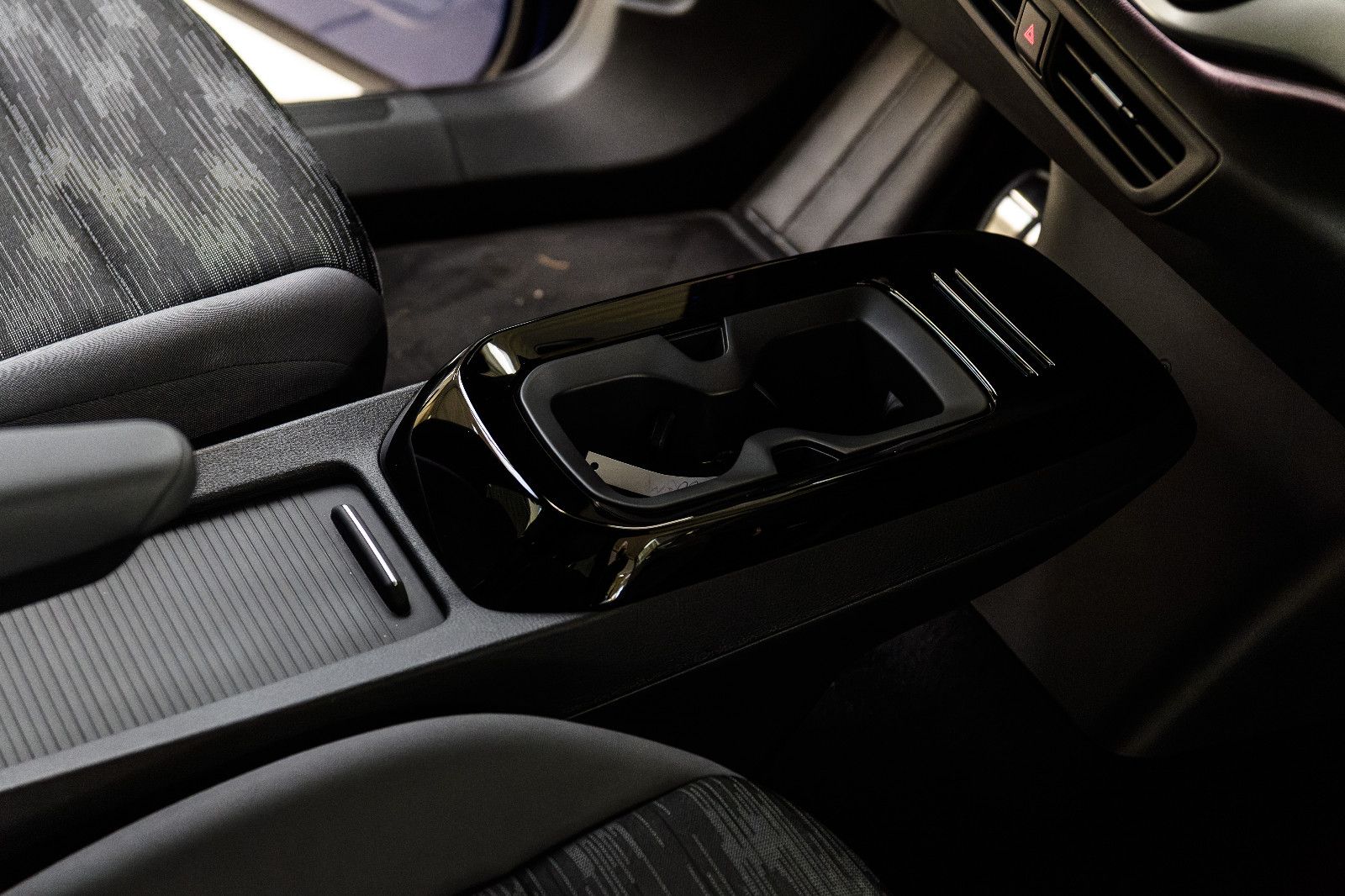 Fahrzeugabbildung Volkswagen ID.4 Pro IQ-LED+360°KAM+EASY-OPEN+NAV+ACC+WÄRMEP