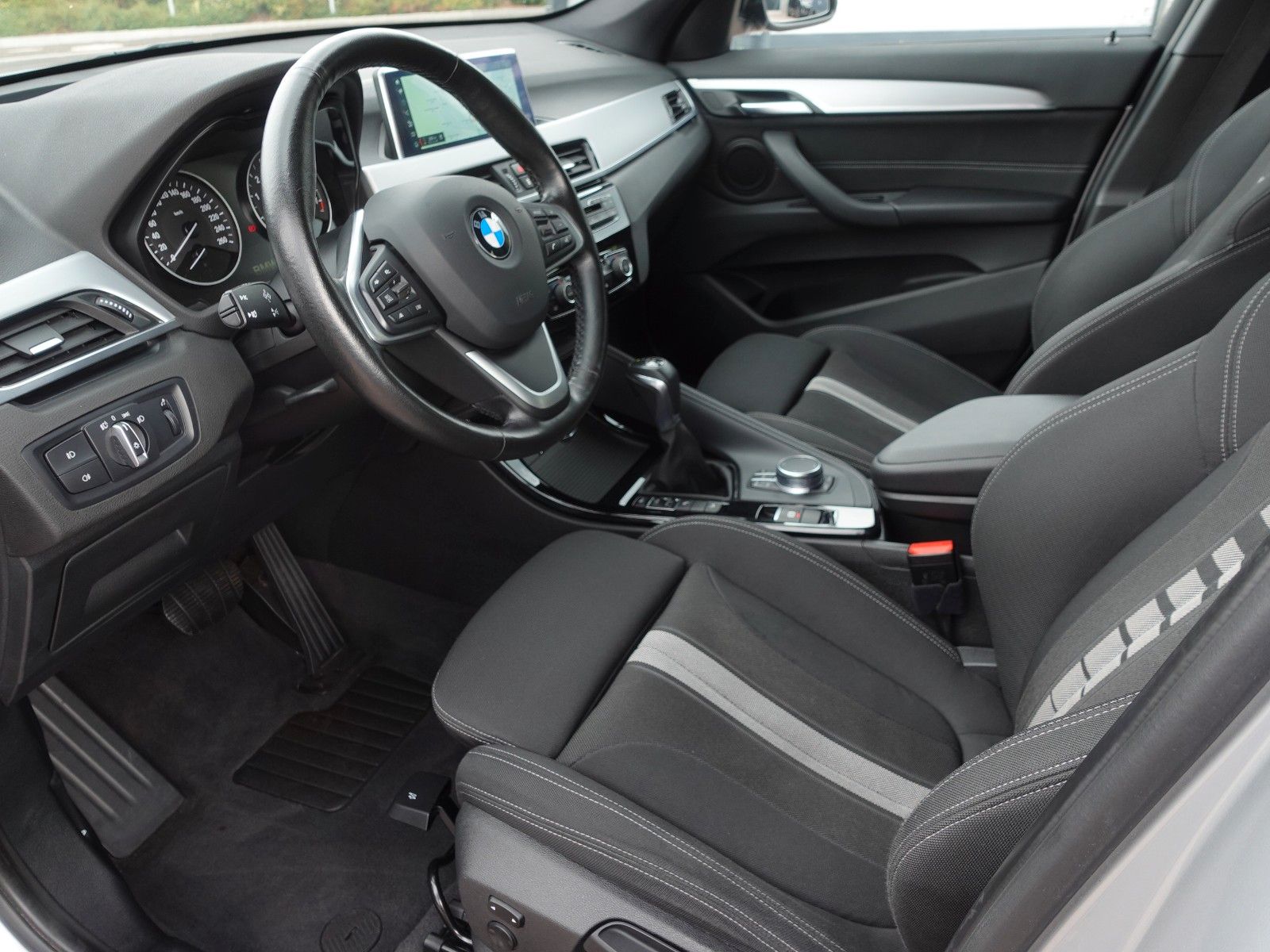 Fahrzeugabbildung BMW X1 xDrive20i A Sport Line I.Hd/AHK/LED/HeadUp/18