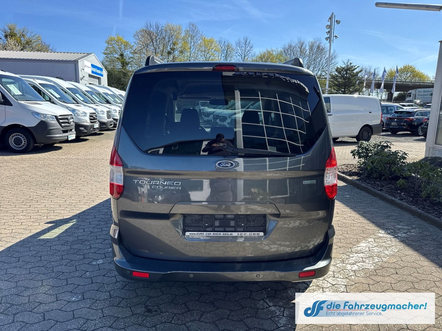 Fahrzeugabbildung Ford Tourneo Courier Titanium Mehrzonenklima *EXPORT