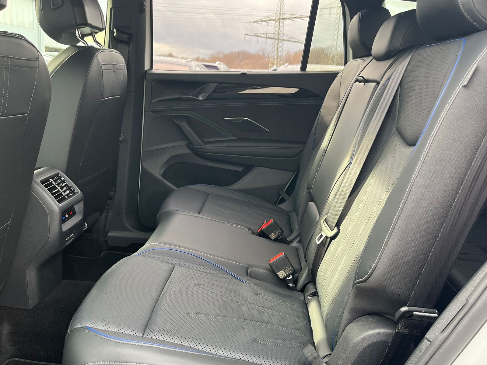 Fahrzeugabbildung Volkswagen Tayron 2.0 TDI 4M R-Line 7S*IQ-L.*LEDER*PANO*HUD