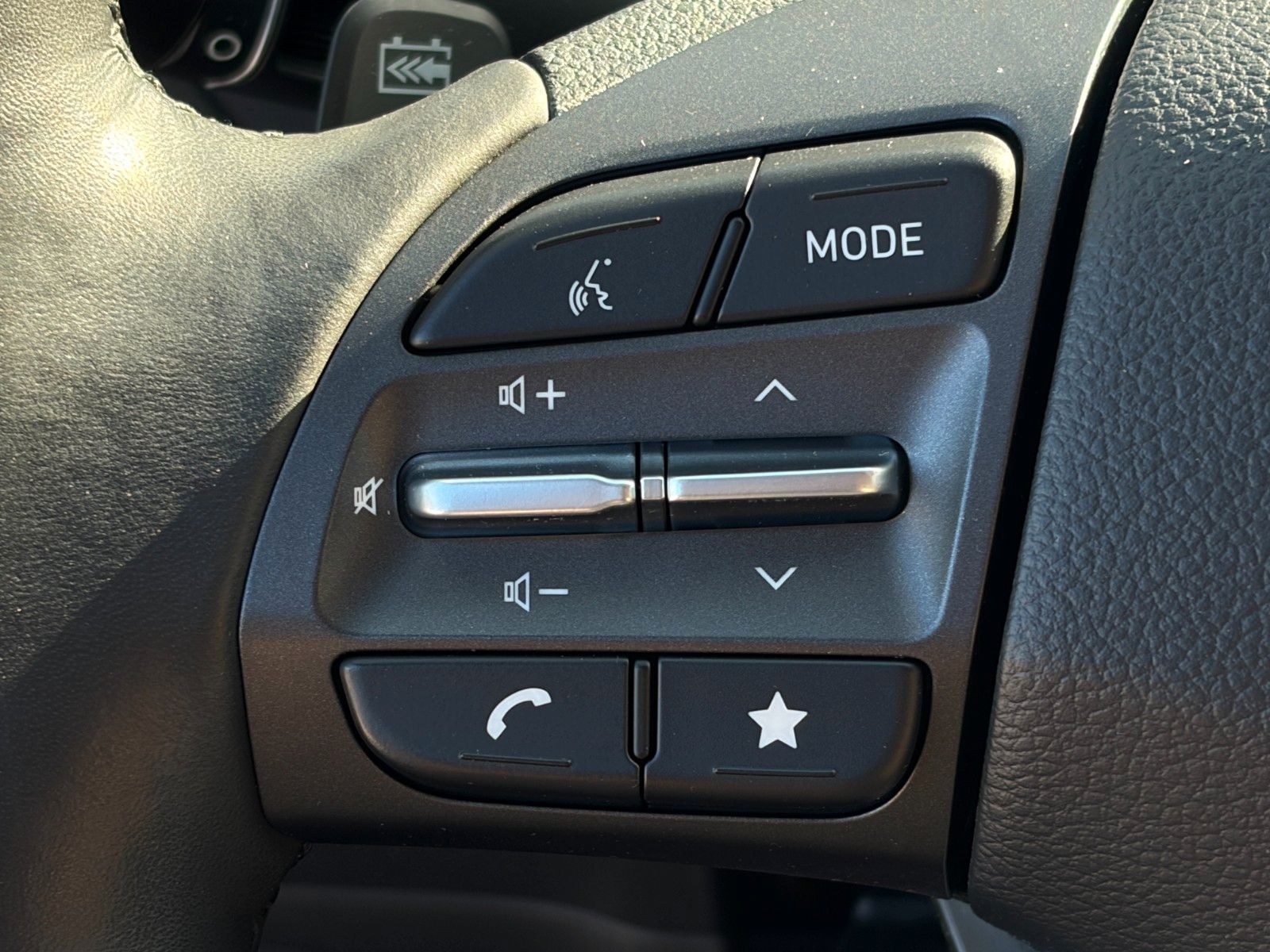 Fahrzeugabbildung Hyundai KONA E Select ACC LHZ SHZ LKAS PDC KAM