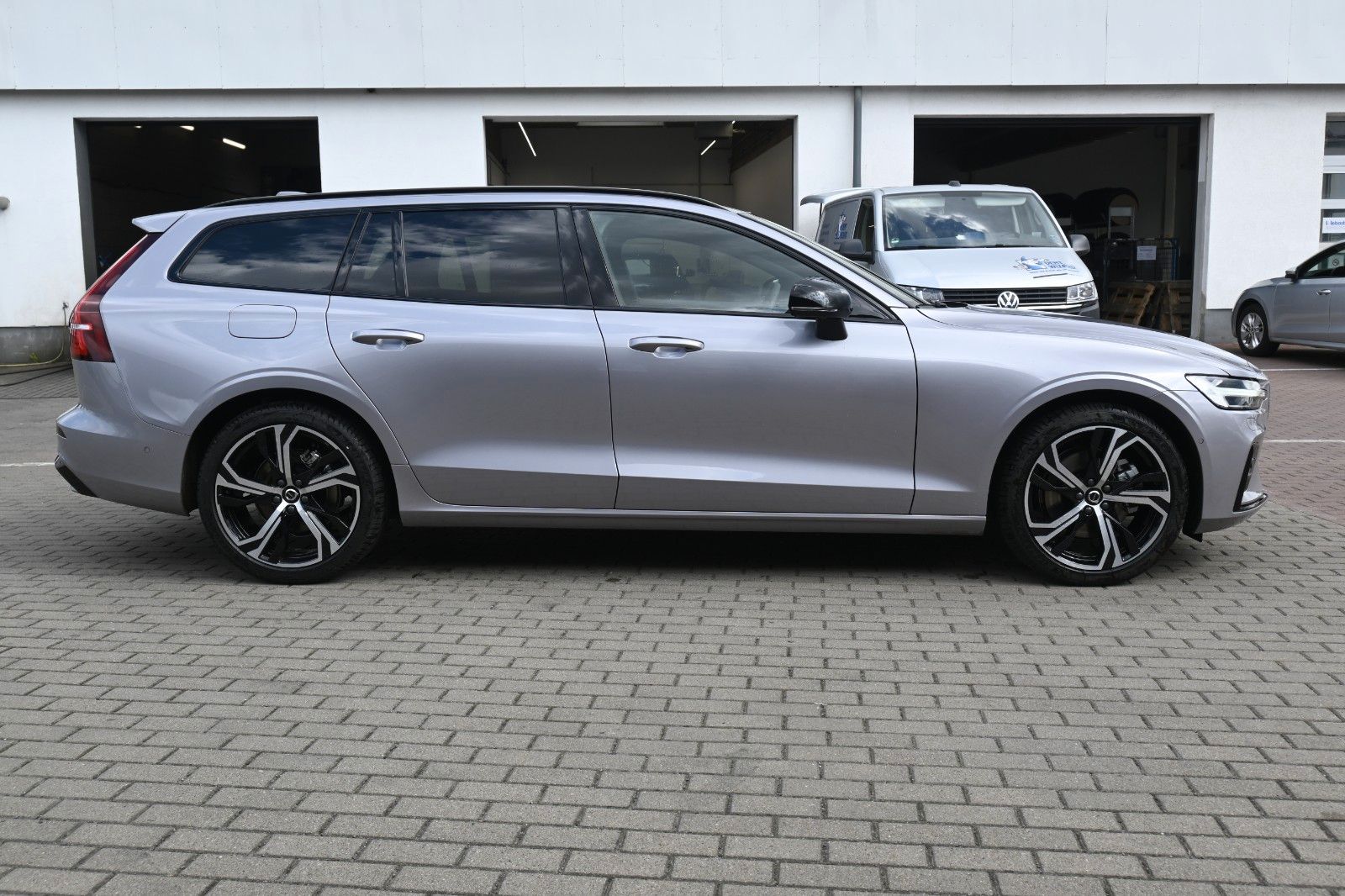 Fahrzeugabbildung Volvo V60 B4 Benzin DKG Plus Dark*FSHZG*360°*ACC*AHK