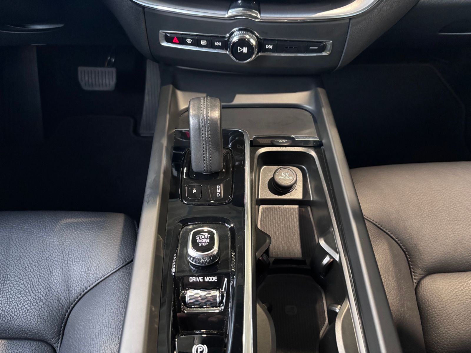 Fahrzeugabbildung Volvo XC60 Momentum Pro 2WD RFK LED LEDER