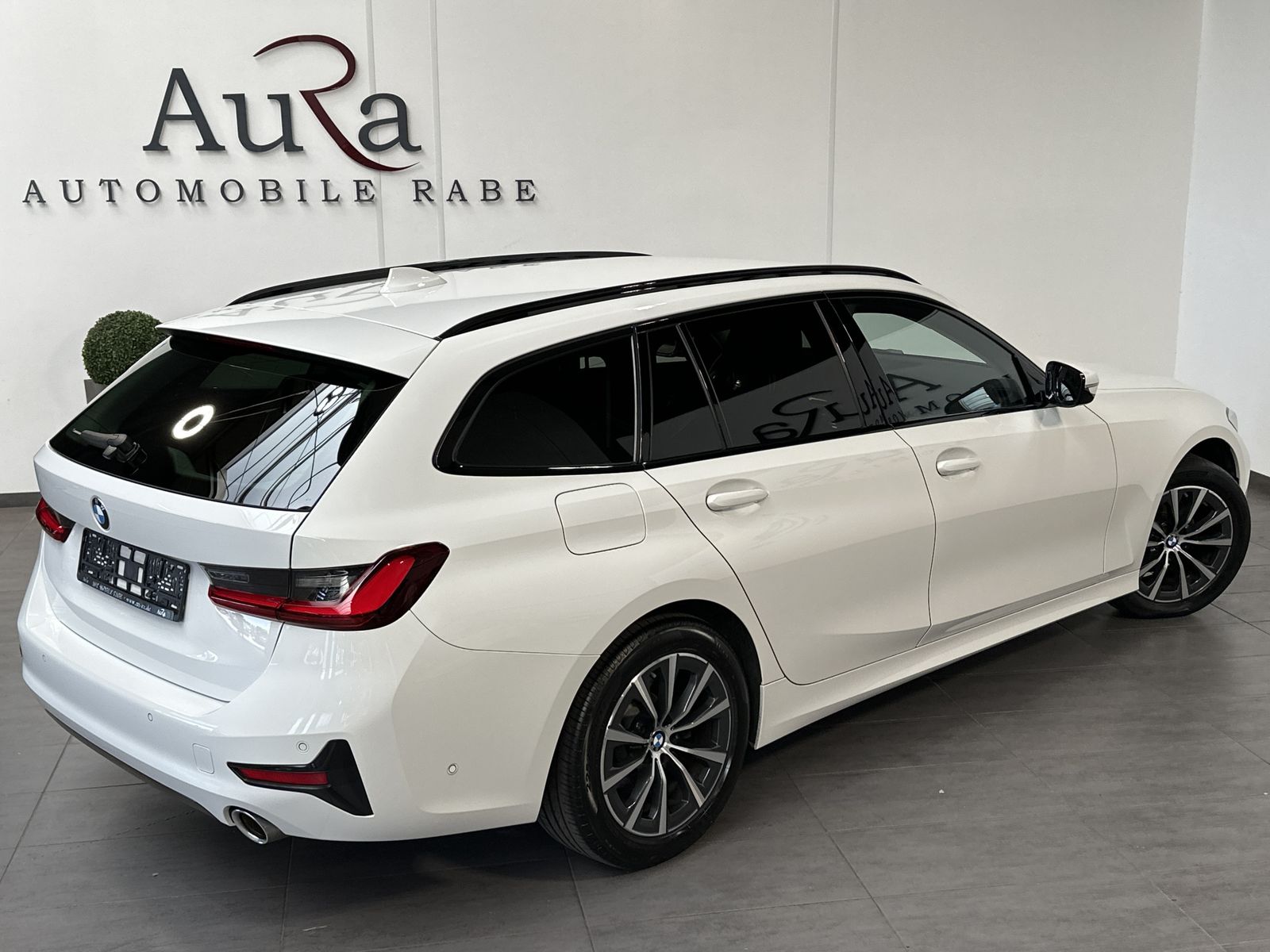 Fahrzeugabbildung BMW 320d Touring xDrive Sport-Line NAV+LED+AHK+HIFI