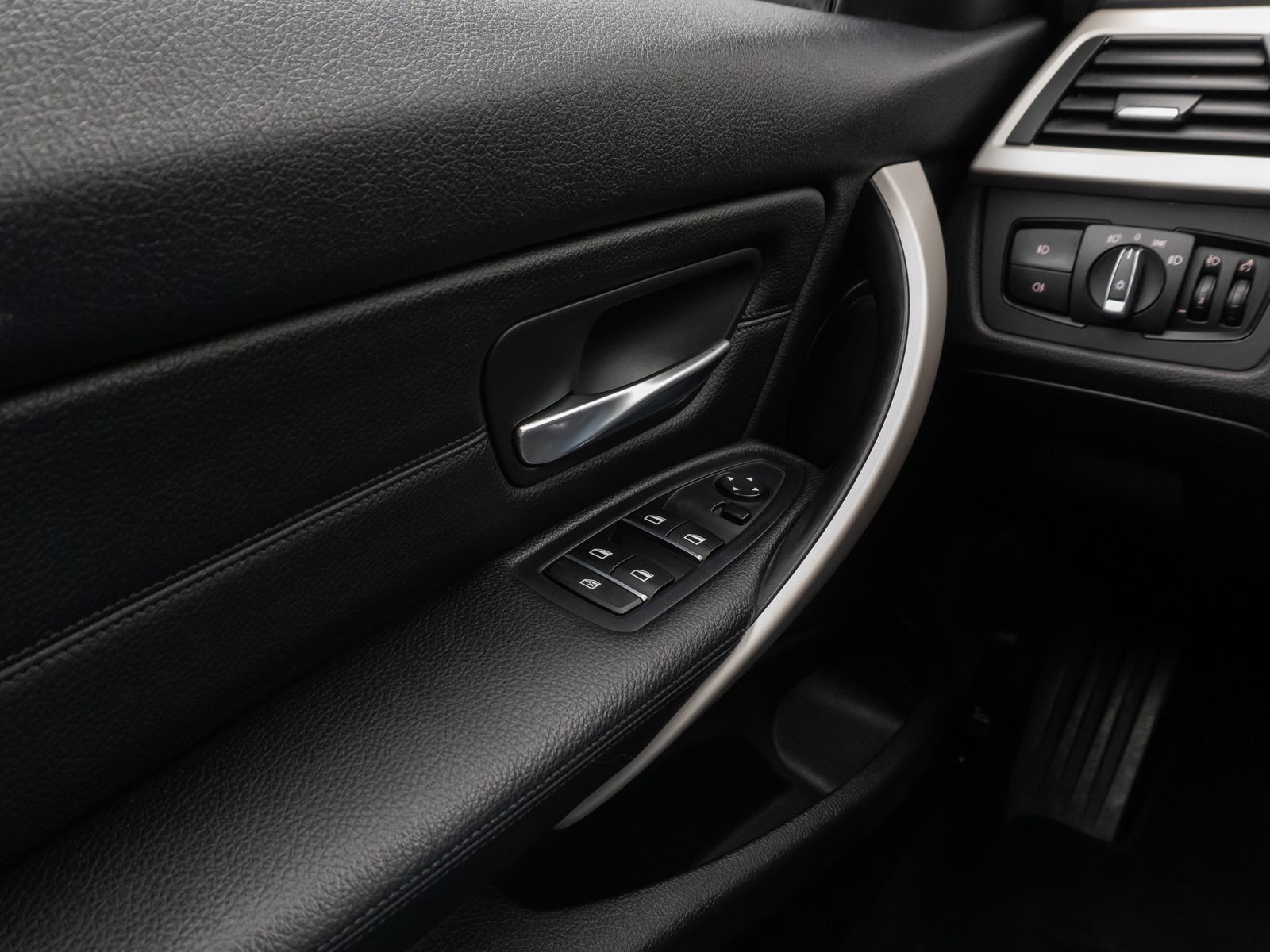 Fahrzeugabbildung BMW 320d xD Navi Lordos PDC LED Komfort AHK Sport