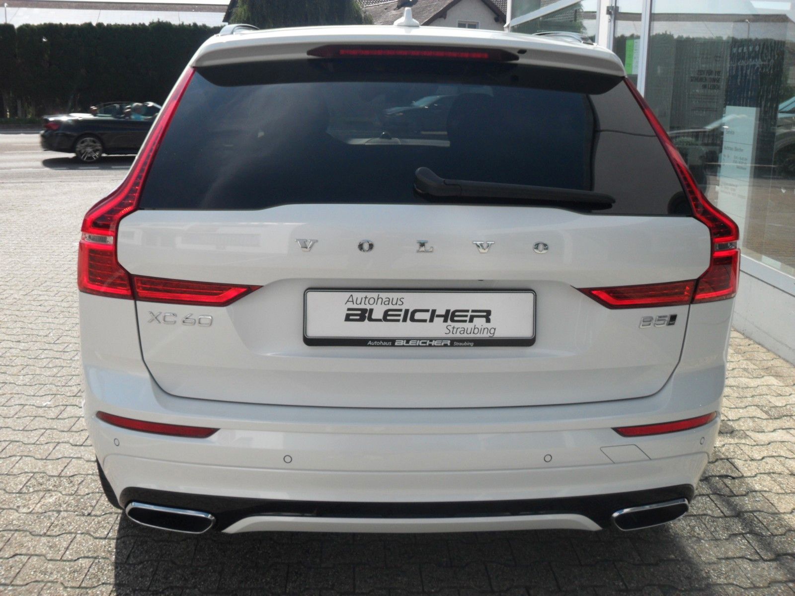 Fahrzeugabbildung Volvo XC 60 B5 R Design AWD | HeadUp |Bowers&Wilkins
