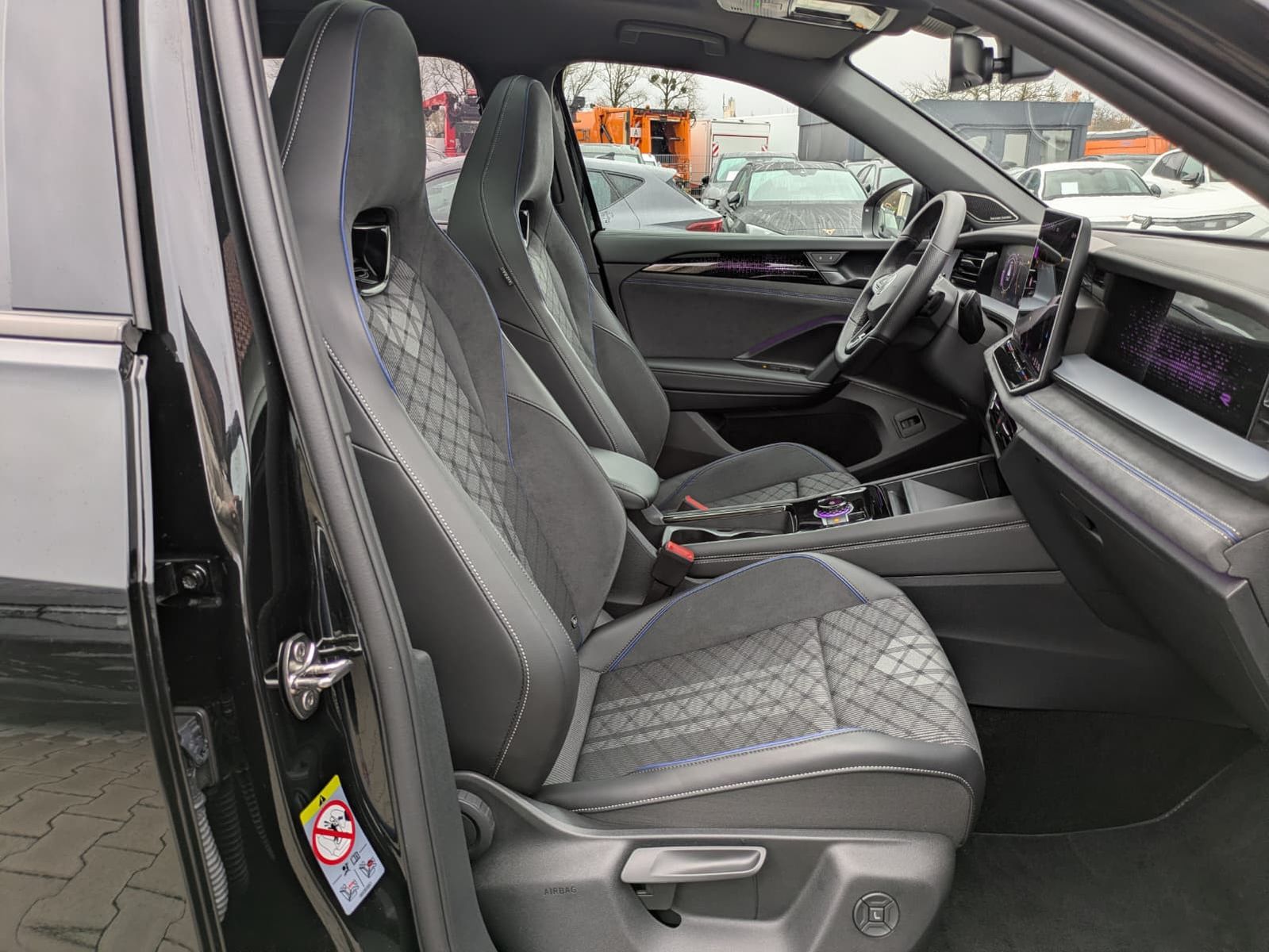 Fahrzeugabbildung Volkswagen Tayron 2.0 TDI 4M R-Line BLACK*7Si*MATRIX*PANO