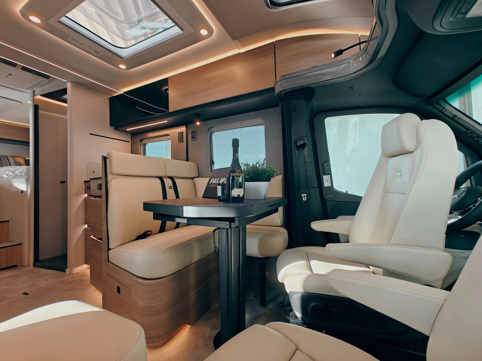 Fahrzeugabbildung HYMER / ERIBA / HYMERCAR B-KLASSE MC T 680 PREMIUM - MATARA TEAK by palmo