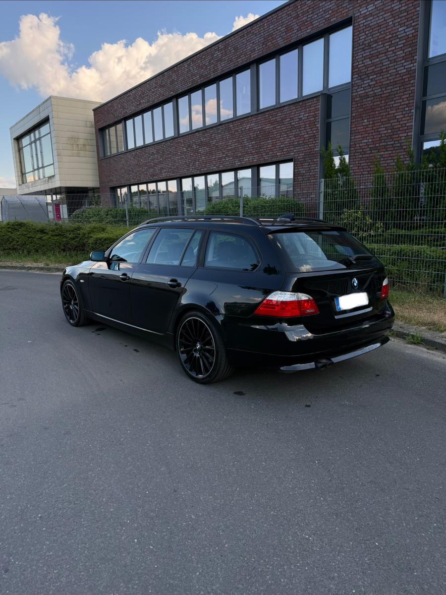 BMW 525 2009 — rear view