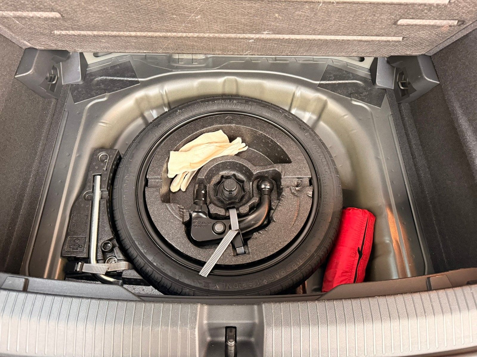 Fahrzeugabbildung Volkswagen T-Roc 1.5 TSI Sport DSG +AHK+Navi+ACC+Light-Ass.