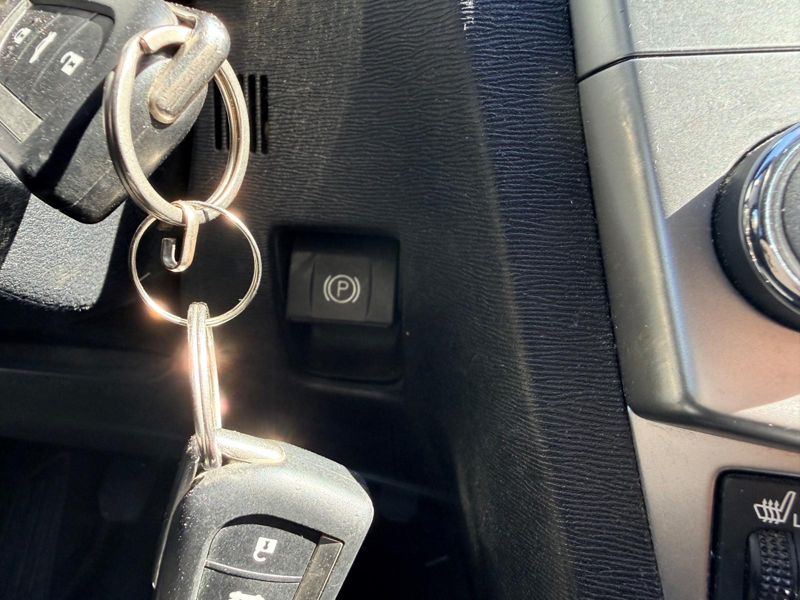 Toyota Avensis 2014 — photo 24
