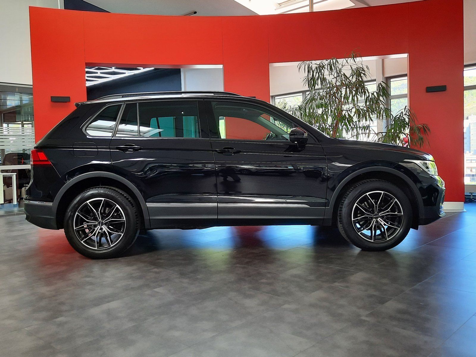Fahrzeugabbildung Volkswagen Tiguan Life TDI DSG 4M *Pano*AHK*Navi*Cam*LED*