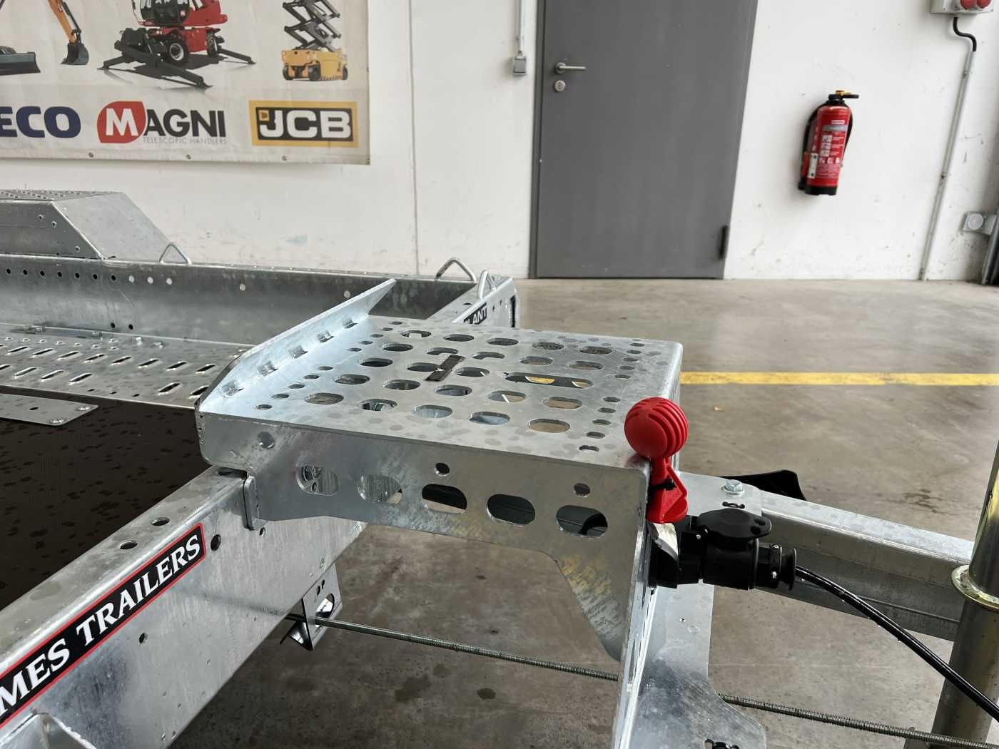 Fahrzeugabbildung Brian James Cargo Digger Plant 2 / Länge: 2.800mm / 2.700kg
