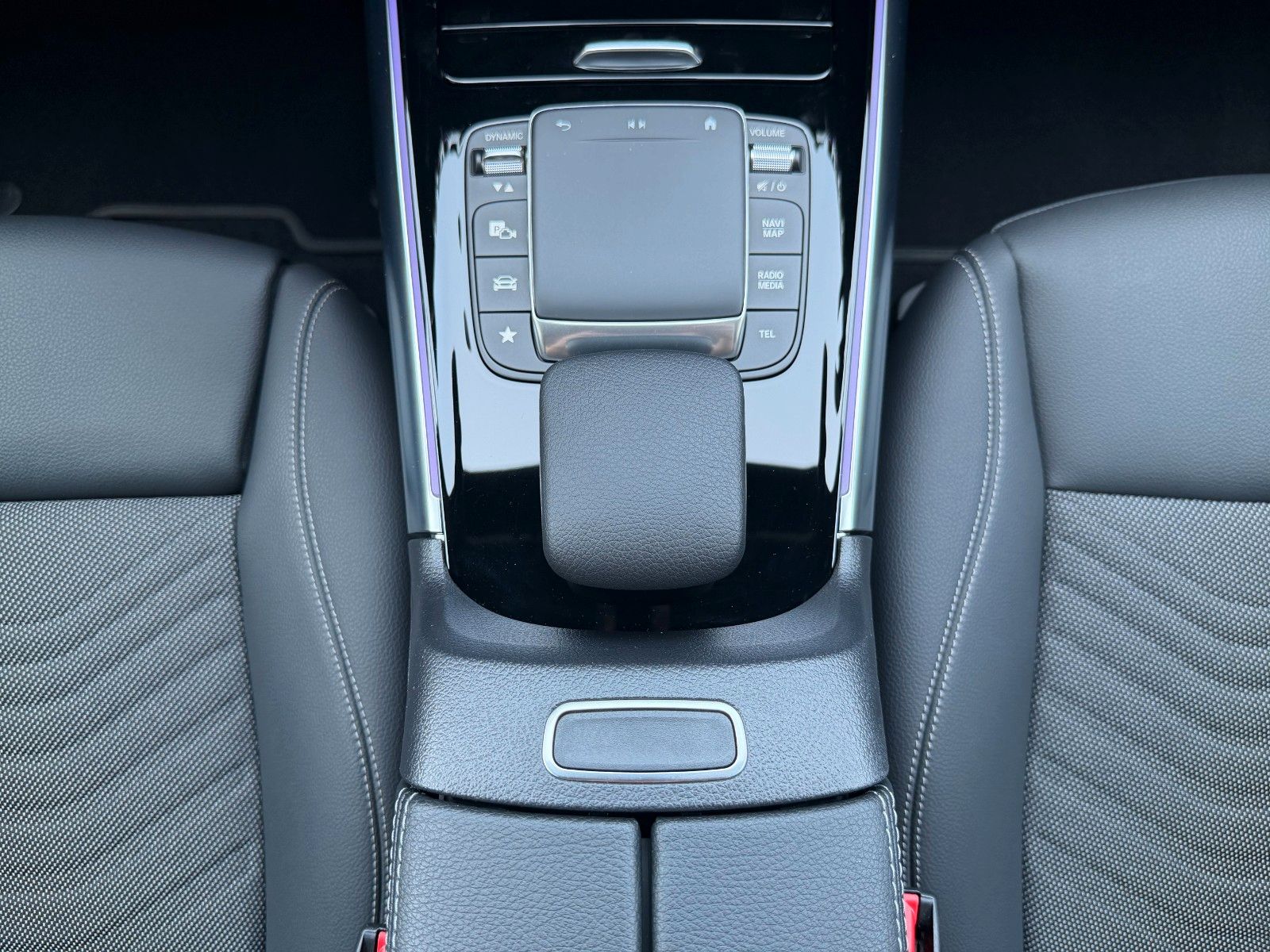 Fahrzeugabbildung Mercedes-Benz EQA 300 4M Progressive+19AMG+RKF+TotW+Ambiente+