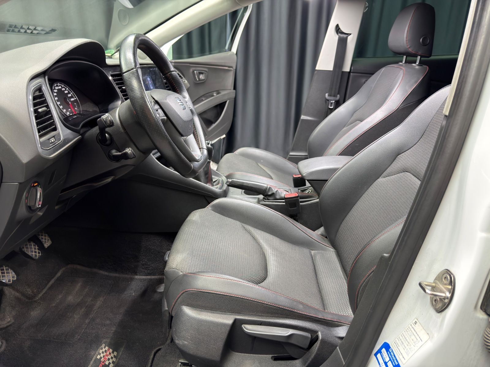 Fahrzeugabbildung SEAT Leon FR|NAVI|LED|PANORAMA|PDC|TÜV 03/28