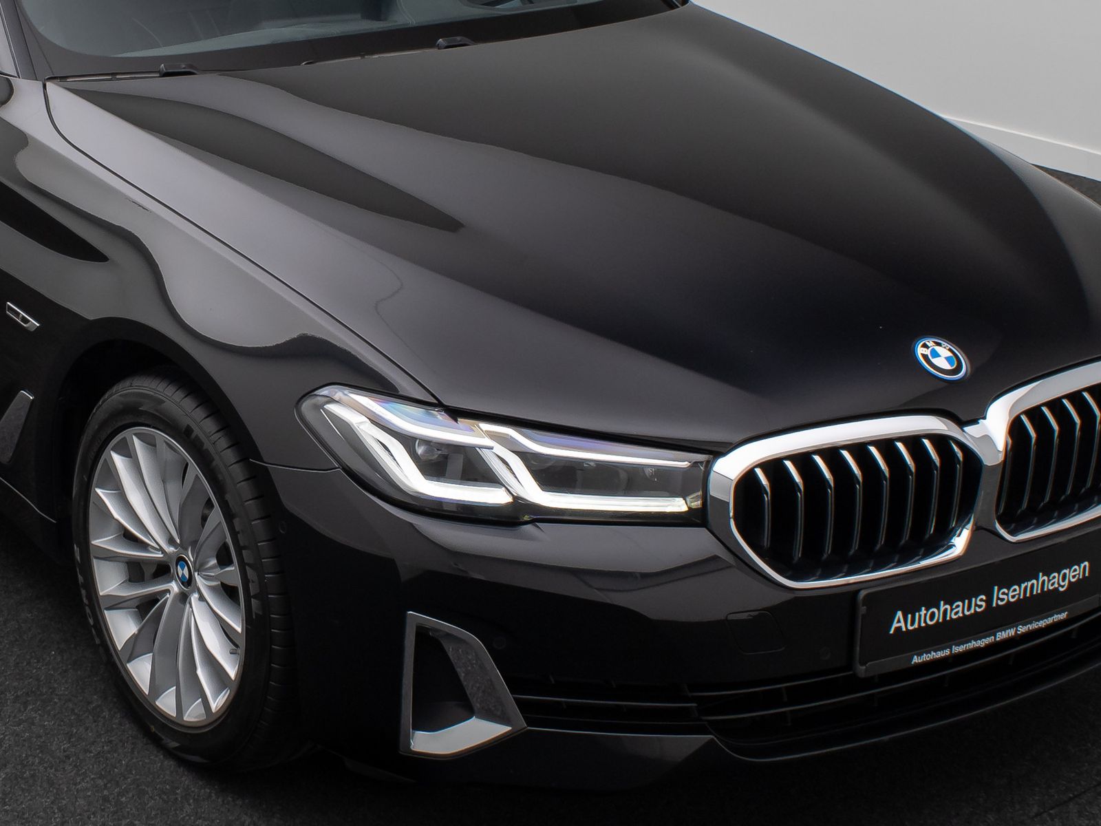 Fahrzeugabbildung BMW 530e Luxury Line Laser HUD HiFi DAB Panorama 18"