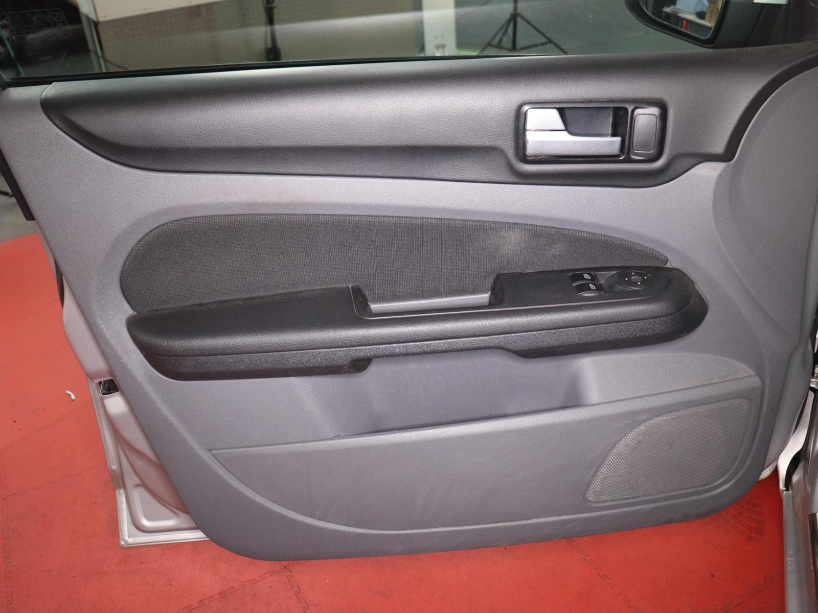 Ford Focus 2010 — photo 12