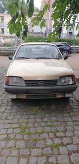 Opel Rekord 1983 Oldtimer - Opel Rekord mit Benzin-Antrieb: Automatik