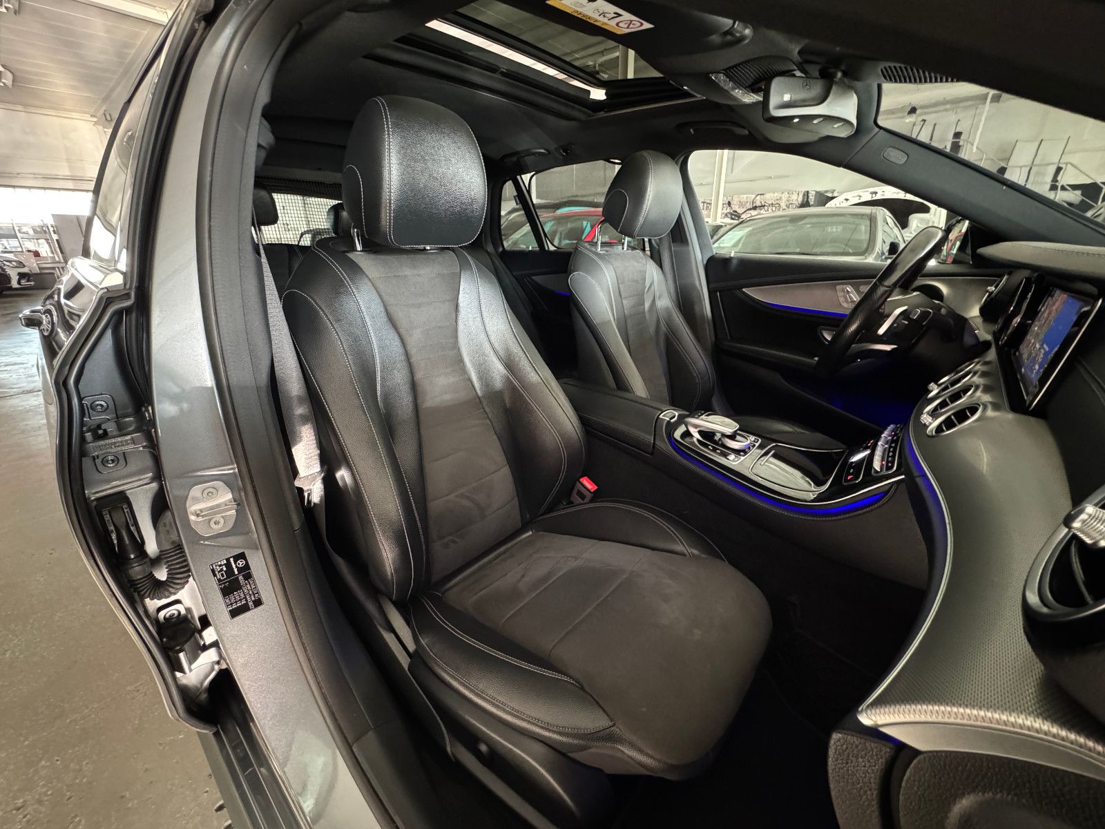 Fahrzeugabbildung Mercedes-Benz E 250 T 9GT 2X AMG LINE DISTRONIC MEMORY 20 ZOLL