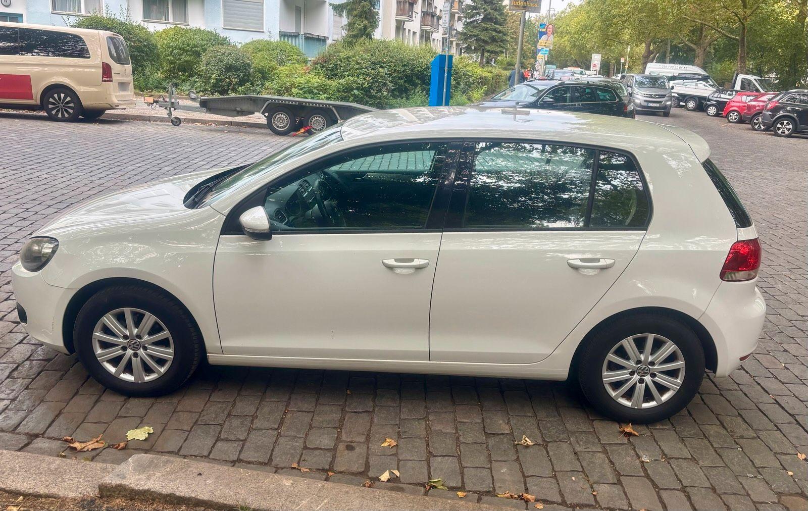 Volkswagen Golf 2012 — rear view